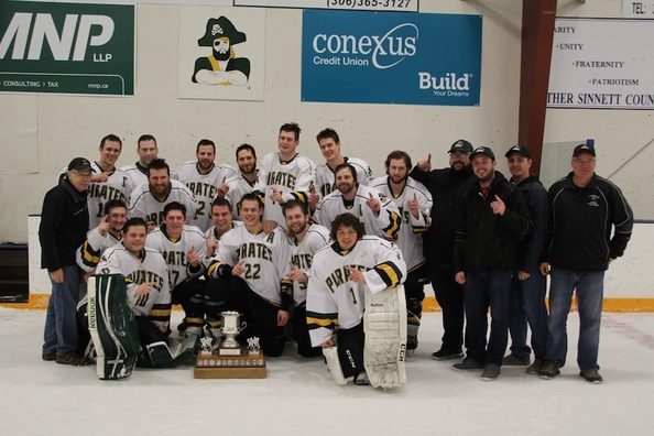 Pirates hockey group photo.