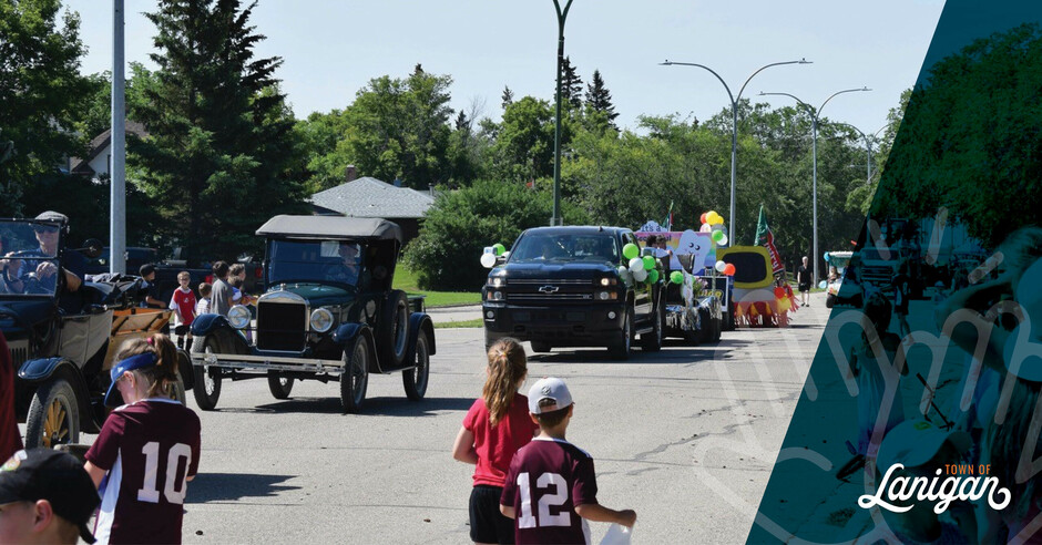 Kids watching the Celebrate Lanigan parade floats go by. 